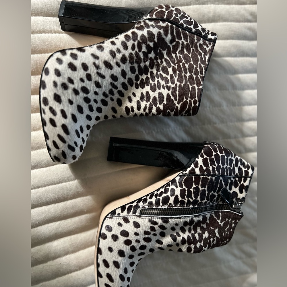 SUPER 🔥 HOT BOOTS!Worn once. Sz 8.5.Great for Holiday/NYE🎉